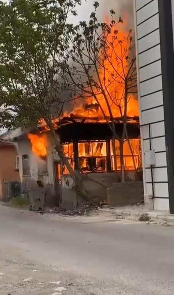 Metruk ev alev alev yandı