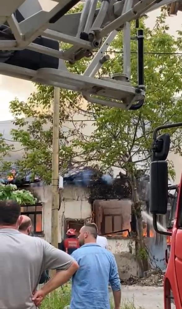 Metruk ev alev alev yandı