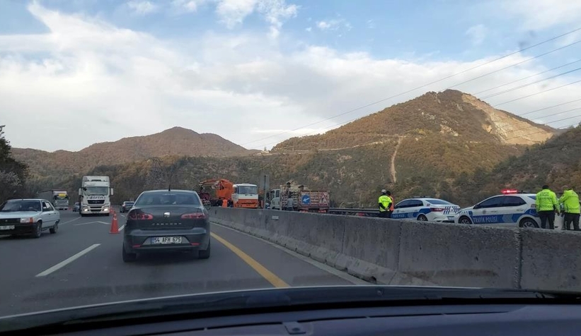 meyve-yuklu-kamyon-devrildi-tonlarca-muz-yola-savrulduzvbvbexls2