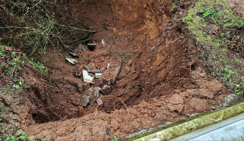 Mezarlıkta dev obruk oluşmuştu; inceleme başlatıldı