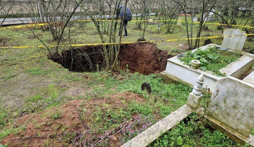 Mezarlıkta dev obruk oluşmuştu; inceleme başlatıldı