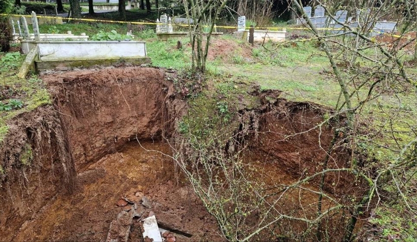 Mezarlıkta dev obruk oluşmuştu; inceleme başlatıldı