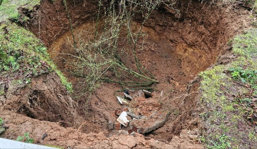 Mezarlıkta dev obruk oluşmuştu; inceleme başlatıldı