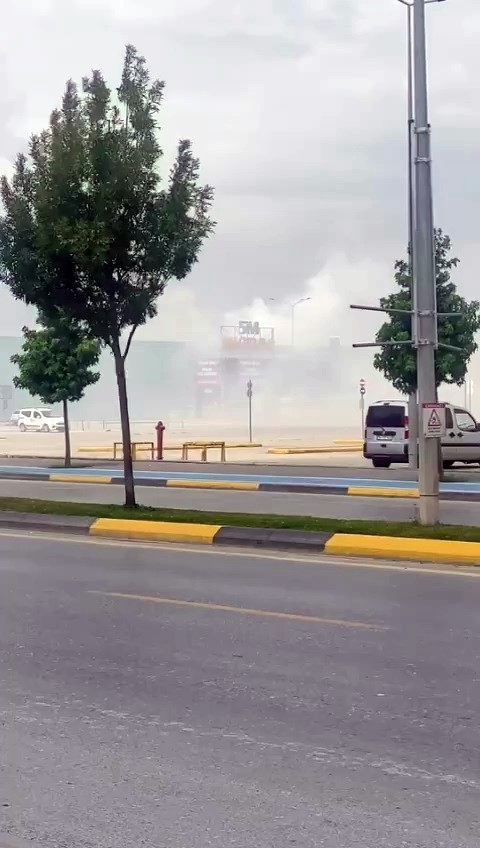  Migros'un çatısında korkutan yangın