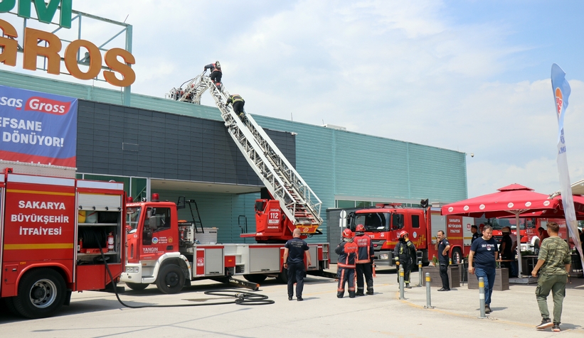  Migros'un çatısında korkutan yangın