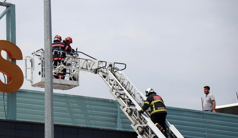  Migros'un çatısında korkutan yangın