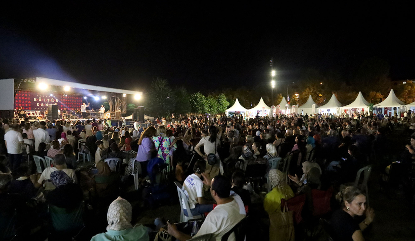 millet-bahcesi-kultur-festivalinde-on-binleri-agirladize5juhr3qu