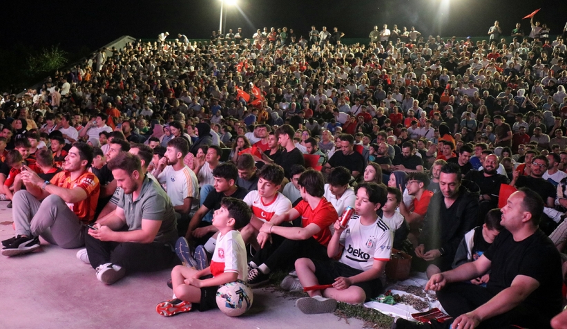 Millet Bahçesi'nde dev ekranda Milli maç heyecanı