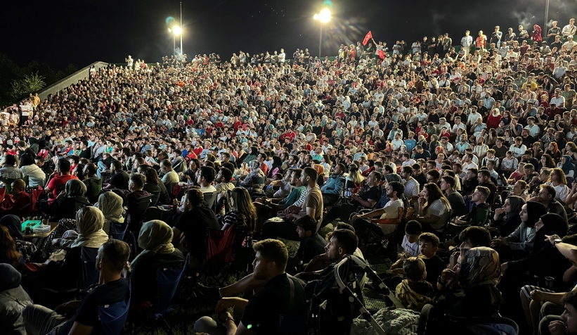 Millet Bahçesi'nde dev ekranda Milli maç heyecanı