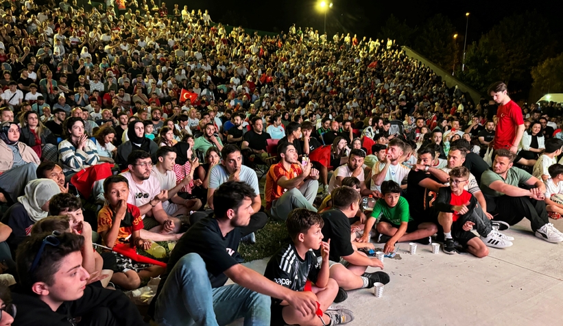 Millet Bahçesi'nde dev ekranda Milli maç heyecanı