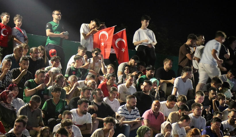 Millet Bahçesi'nde dev ekranda Milli maç heyecanı