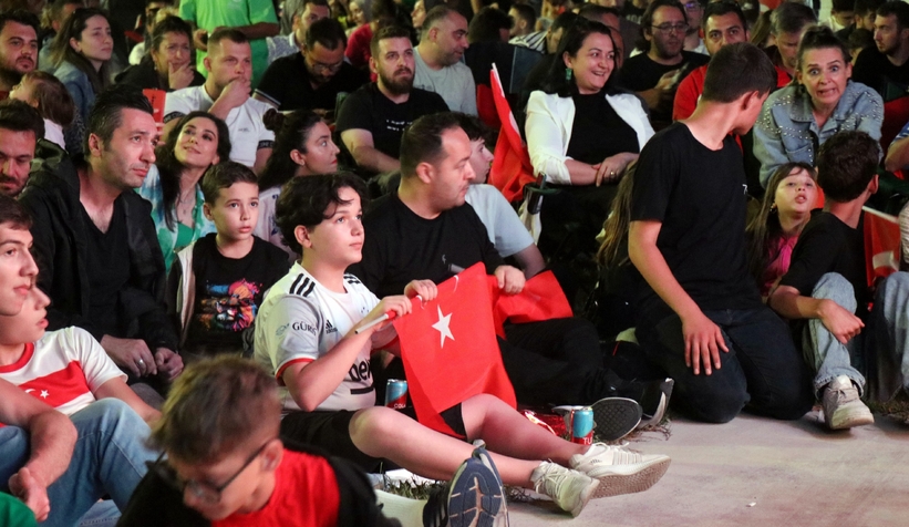 Millet Bahçesi'nde dev ekranda Milli maç heyecanı