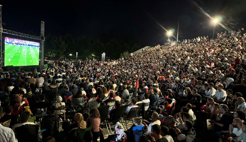 Millet Bahçesi'nde dev ekranda Milli maç heyecanı