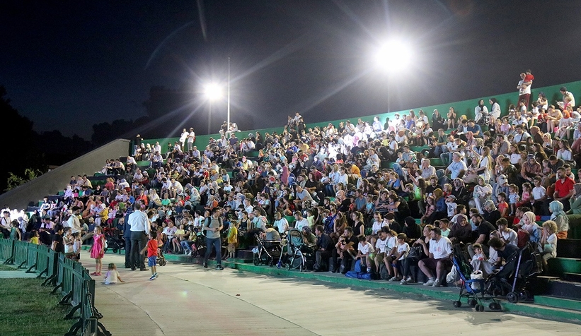 Millet Bahçesi’nde sahne çocuklar için kuruldu