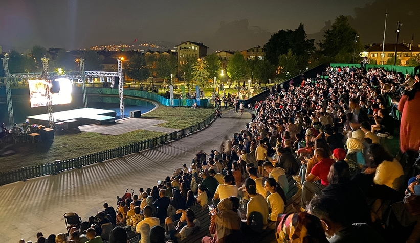 Millet Bahçesi’nde sahne çocuklar için kuruldu