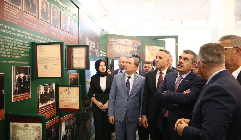 milli-egitim-bakani-ticaret-muzesini-gezdicmjtv1g5a2