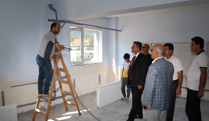 milli-egitim-muduru-savasci-akyazi-da-okullari-inceledibe1wdu5htn