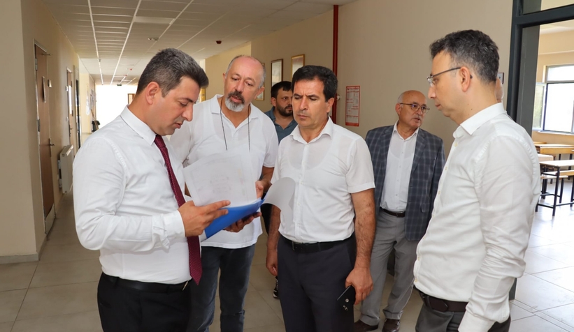 milli-egitim-muduru-savasci-akyazi-da-okullari-inceledibe1wdu5htn
