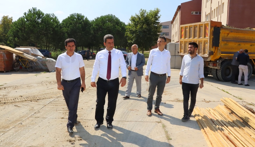 milli-egitim-muduru-savasci-akyazi-da-okullari-inceledibe1wdu5htn