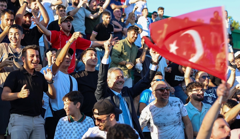 Milli maç heyecanı yine Millet Bahçesi’ndeki dev ekranda