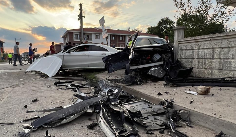 Milyonluk otomobiller pert oldu 4 yaralı