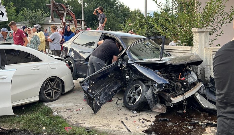 Milyonluk otomobiller pert oldu 4 yaralı