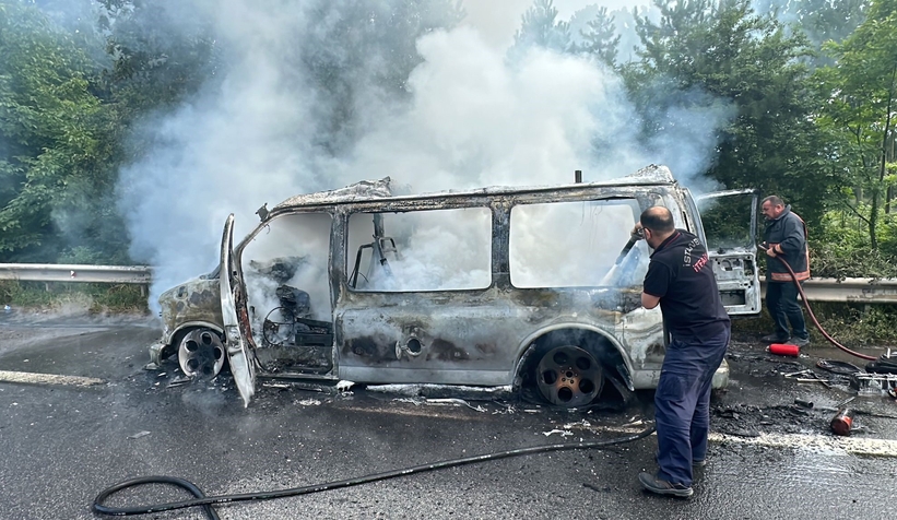 Minibüs alev alev yandı
