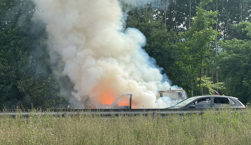 Minibüs alev alev yandı