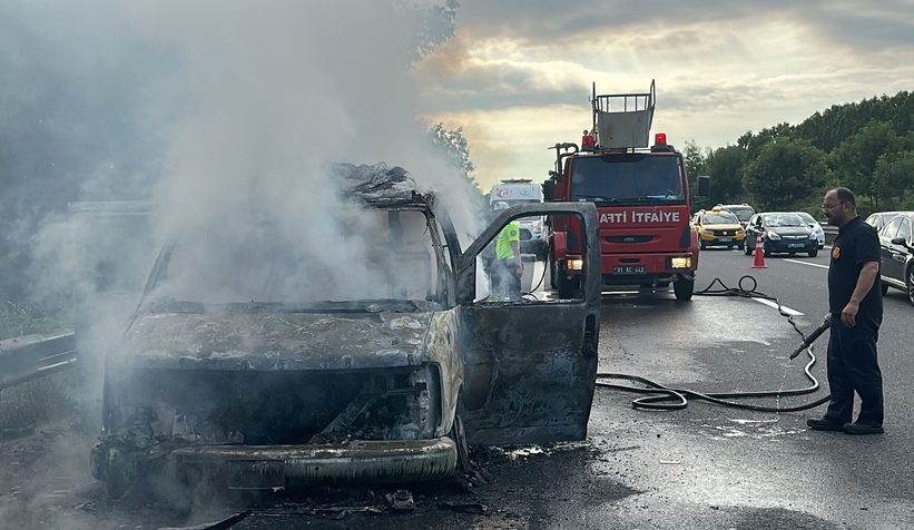 Minibüs alev alev yandı