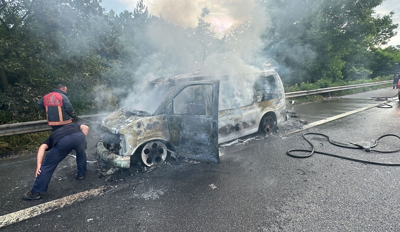 Minibüs alev alev yandı