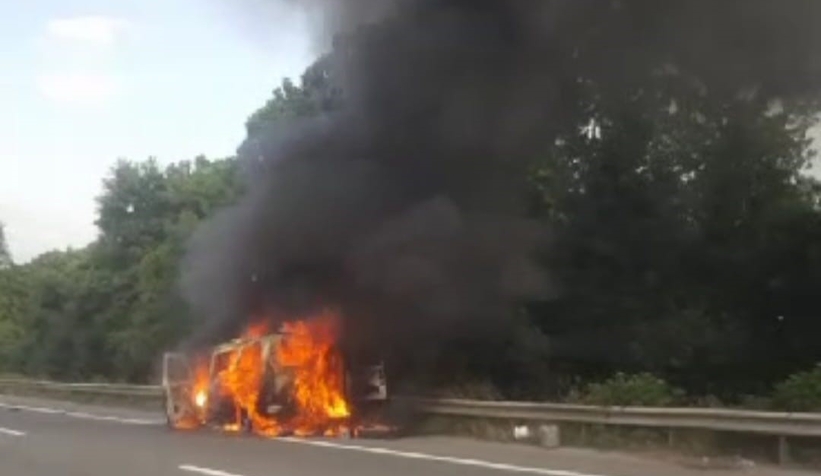 Minibüs alev alev yandı