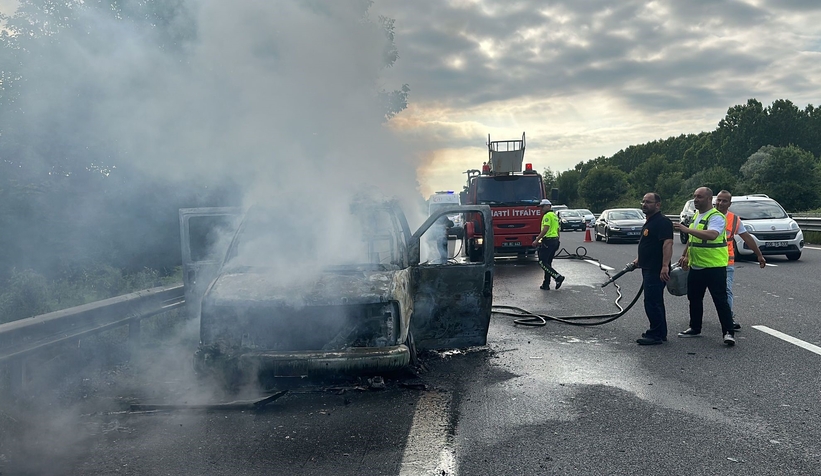 Minibüs alev alev yandı