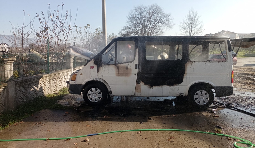 Minibüs alevlere teslim oldu