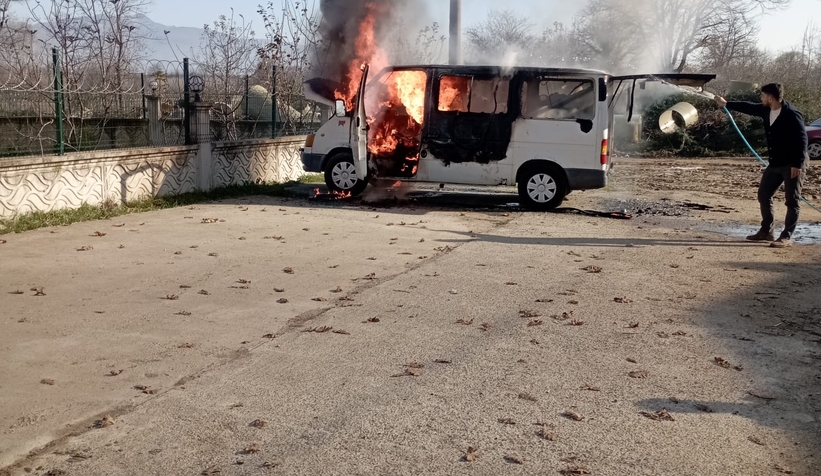 Minibüs alevlere teslim oldu