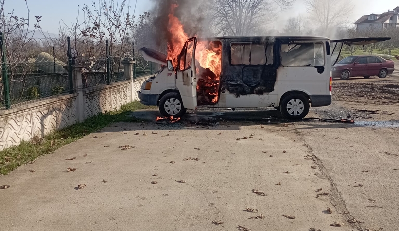 Minibüs alevlere teslim oldu