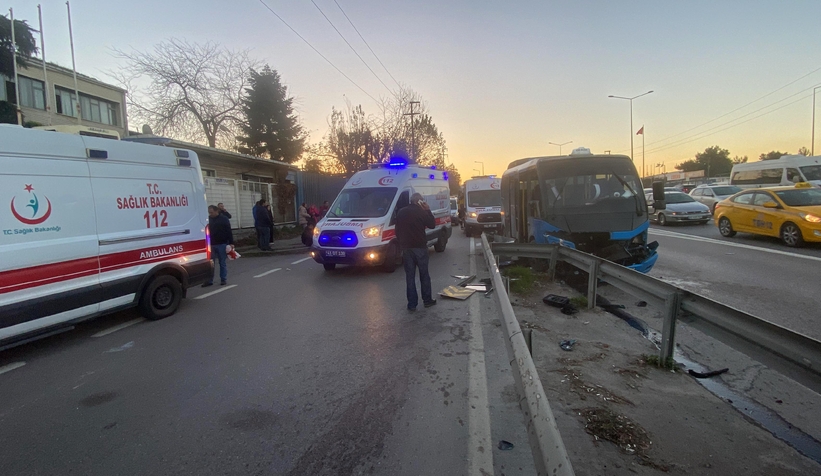 Minibüs bariyere çarptı : 15 yaralı