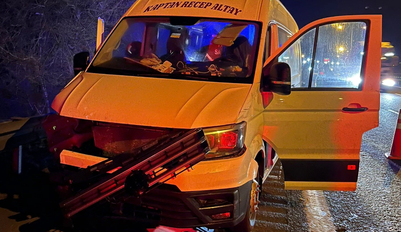 minibus-bariyerlere-carpti-1-olu-3-yaralizxp1aujfnm