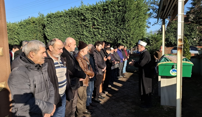 minibus-carpmisti-yasli-kadin-defnedildil2z3d2d5rz