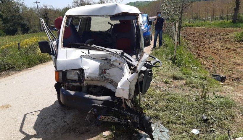 Minibüs elektrik direğine çarptı: 1'i ağır 5 yaralı