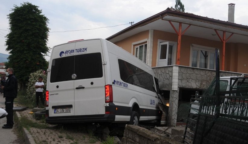 minibus-evin-bahcesine-daldi-4-yaralibjrpsmowtl