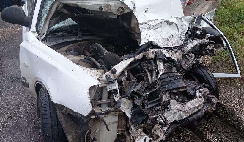 minibus-ile-otomobil-carpisti-11-yaralir08ytgk5el