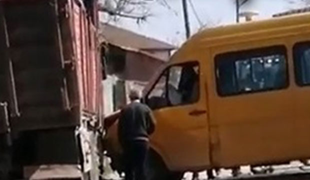 minibus-kamyona-carpti-2-yaralibllgueljad
