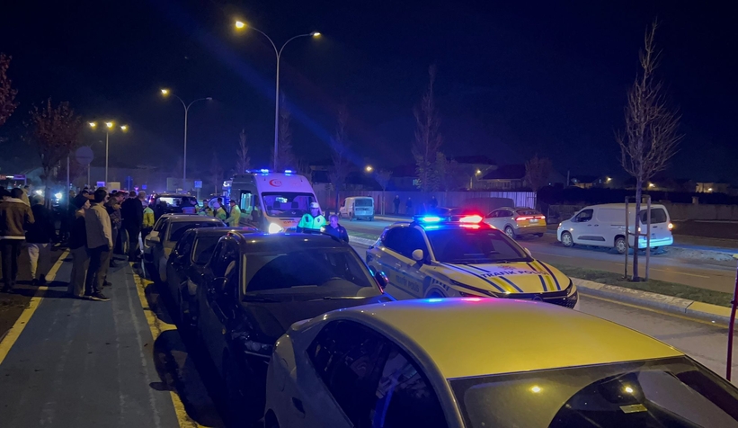 minibus-otomobile-carpti-domino-etkisi-ile-5-arac-hasar-gordu-yaralilar-varag1hvednt2