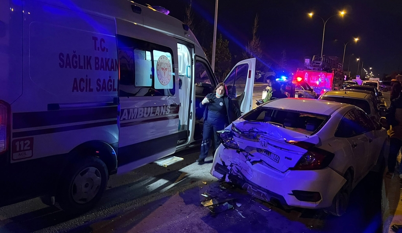 minibus-otomobile-carpti-domino-etkisi-ile-5-arac-hasar-gordu-yaralilar-varag1hvednt2