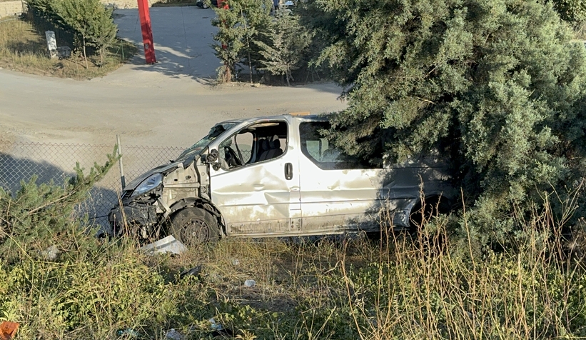 Minibüs şarampole uçtu: 1 ölü, 2 yaralı