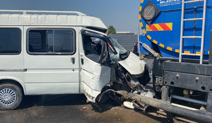 Minibüs su tankerine çarptı: Sürücü sıkıştı