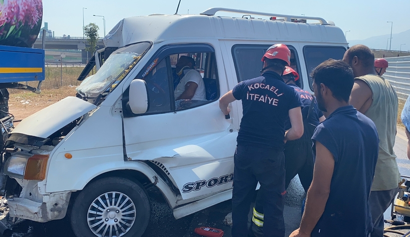 Minibüs su tankerine çarptı: Sürücü sıkıştı