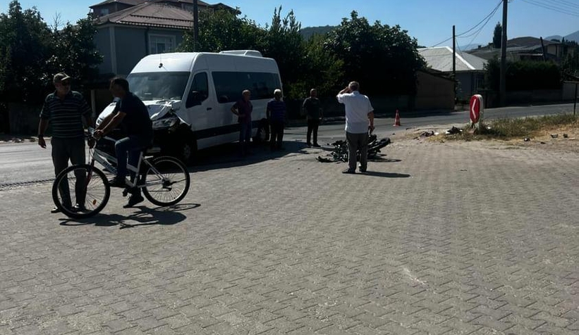 minibusle-carpisan-motosikletli-agir-yaralandin1c3a1nryw