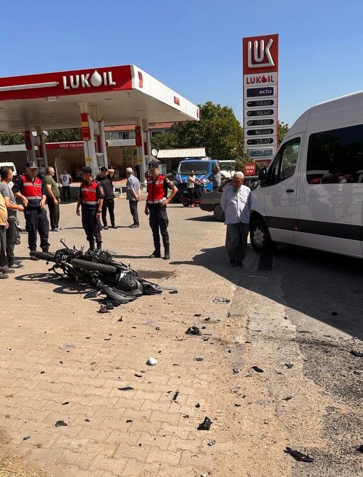 minibusle-carpisan-motosikletli-agir-yaralandin1c3a1nryw