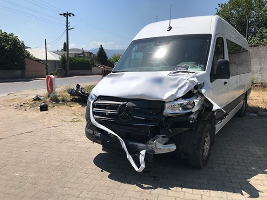 minibusle-carpisan-motosikletli-agir-yaralandin1c3a1nryw